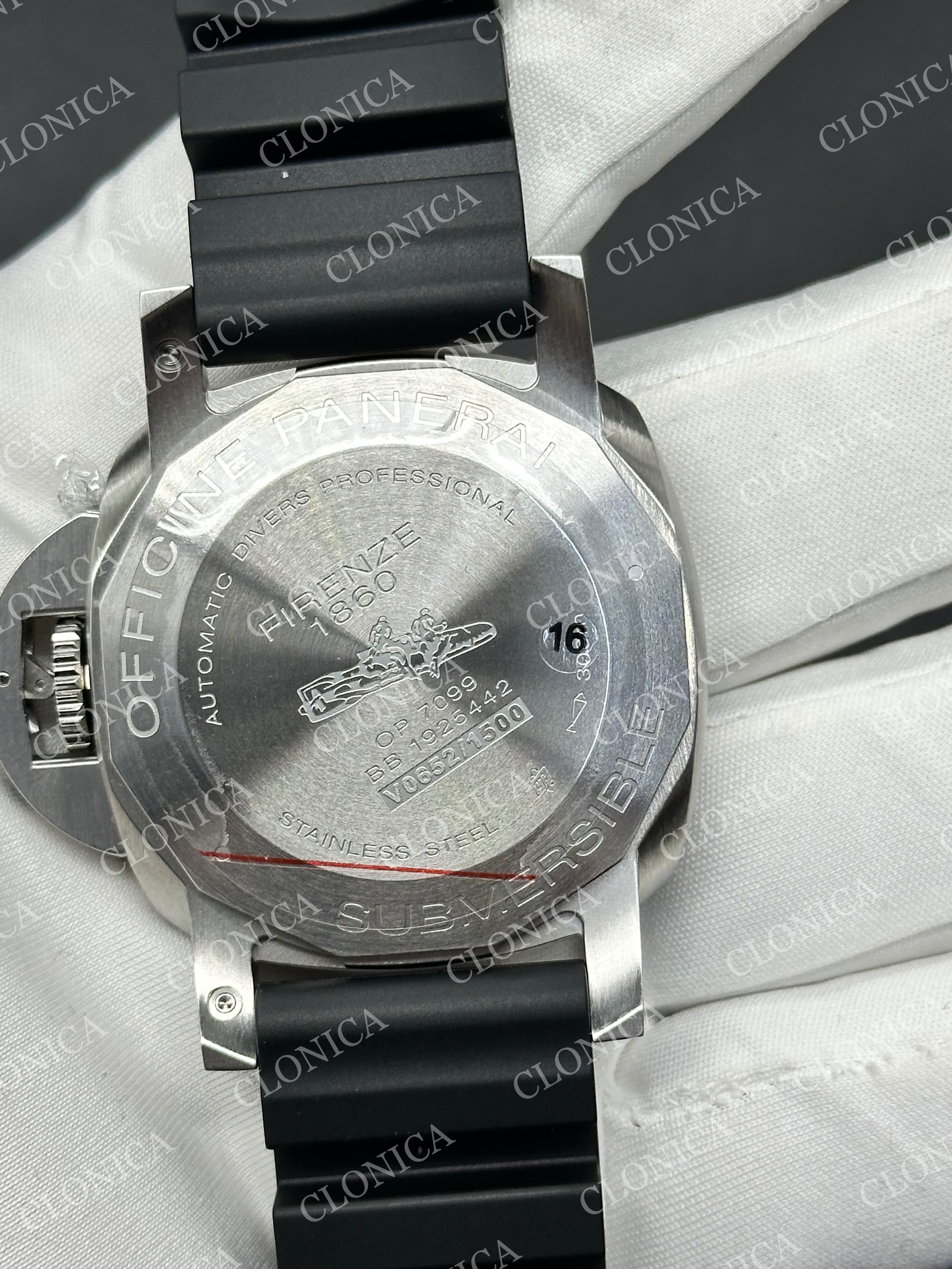 PAM683 LUMINOR SUBMERSIBLE ON BLACK RUBBER STRAP P.9010 — view 5