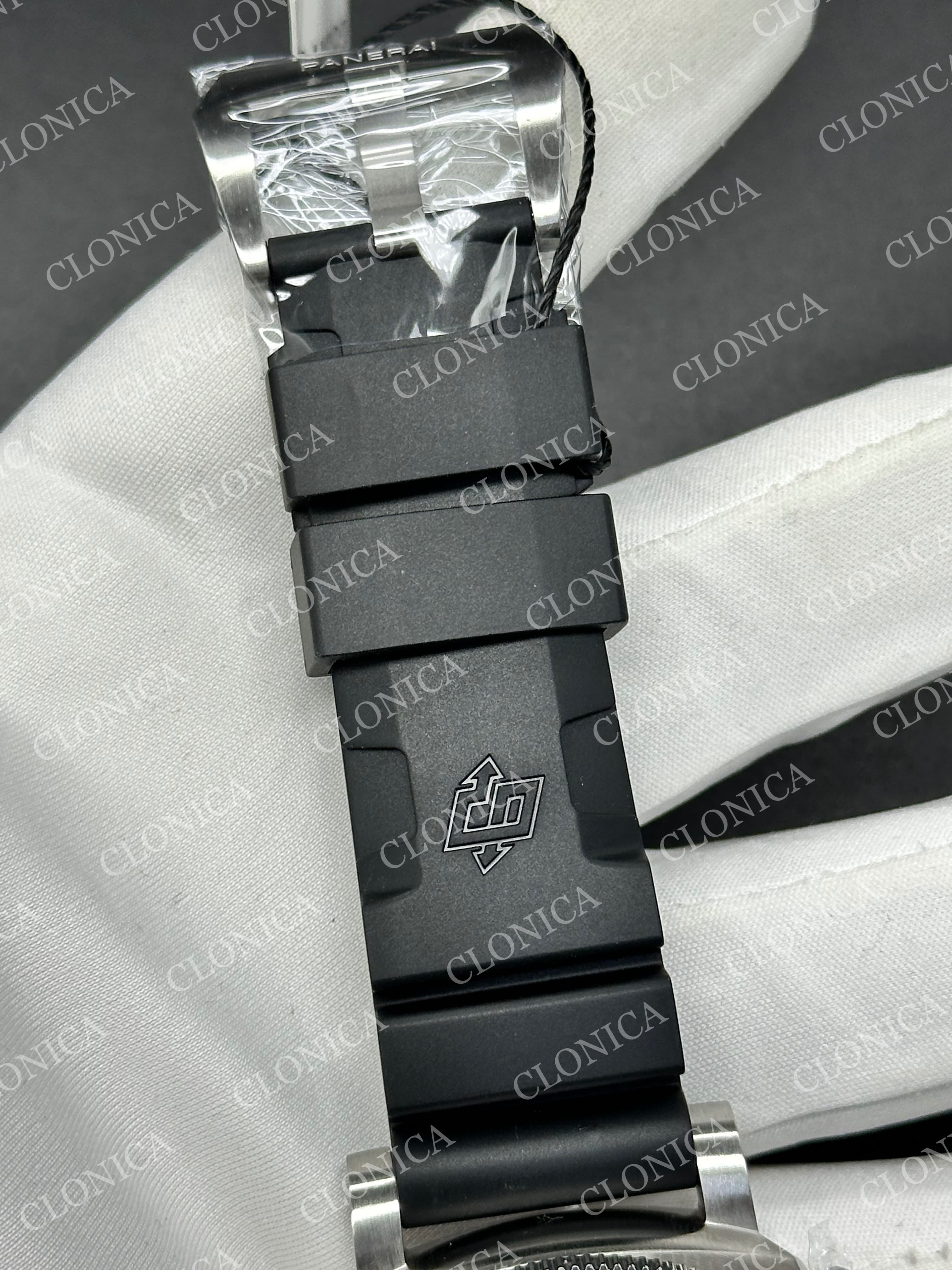 PAM683 LUMINOR SUBMERSIBLE ON BLACK RUBBER STRAP P.9010 — view 7
