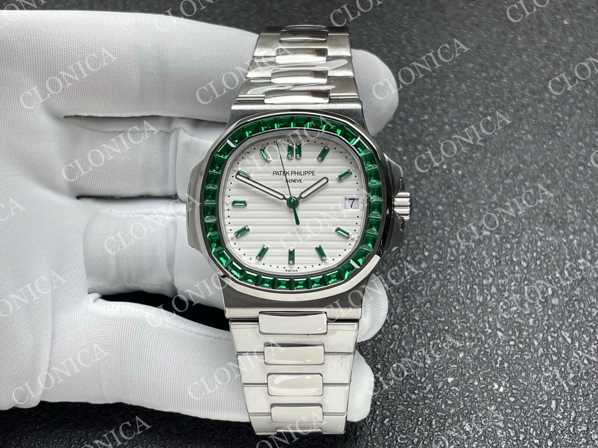 NAUTILUS 5711/1A GREEN T DIAMOND SS WHITE TEXTURED DIAL — view 1