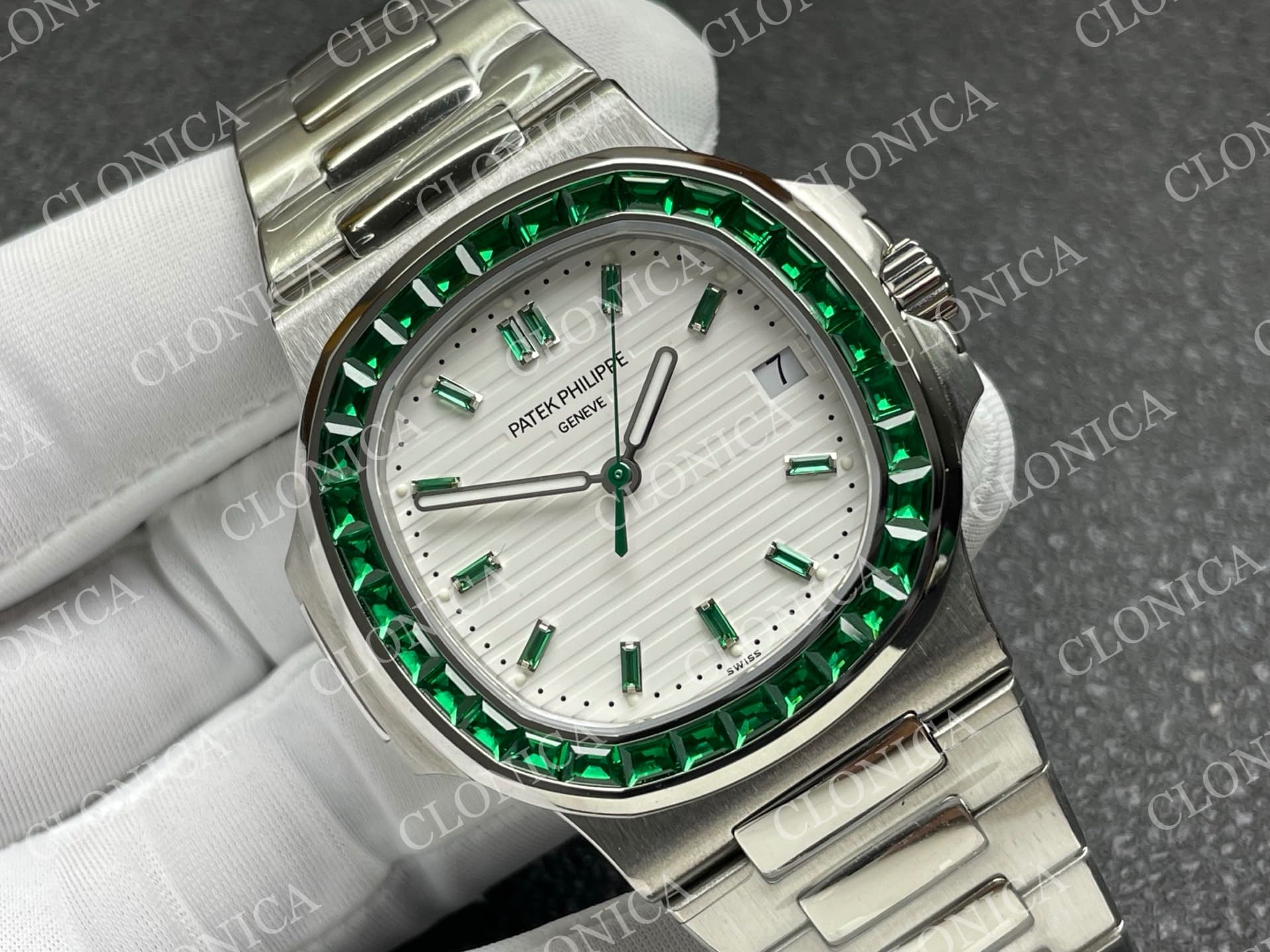 NAUTILUS 5711/1A GREEN T DIAMOND SS WHITE TEXTURED DIAL — view 2
