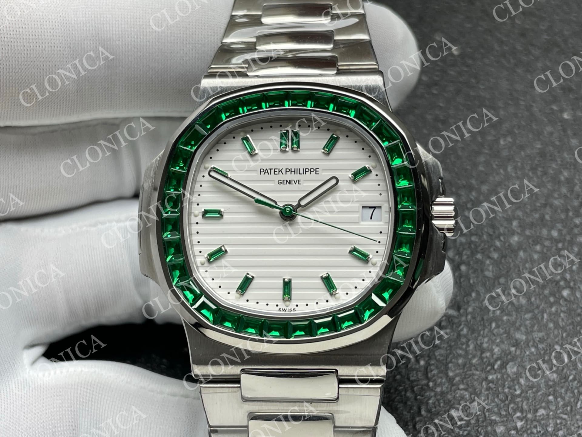 NAUTILUS 5711/1A GREEN T DIAMOND SS WHITE TEXTURED DIAL — view 3