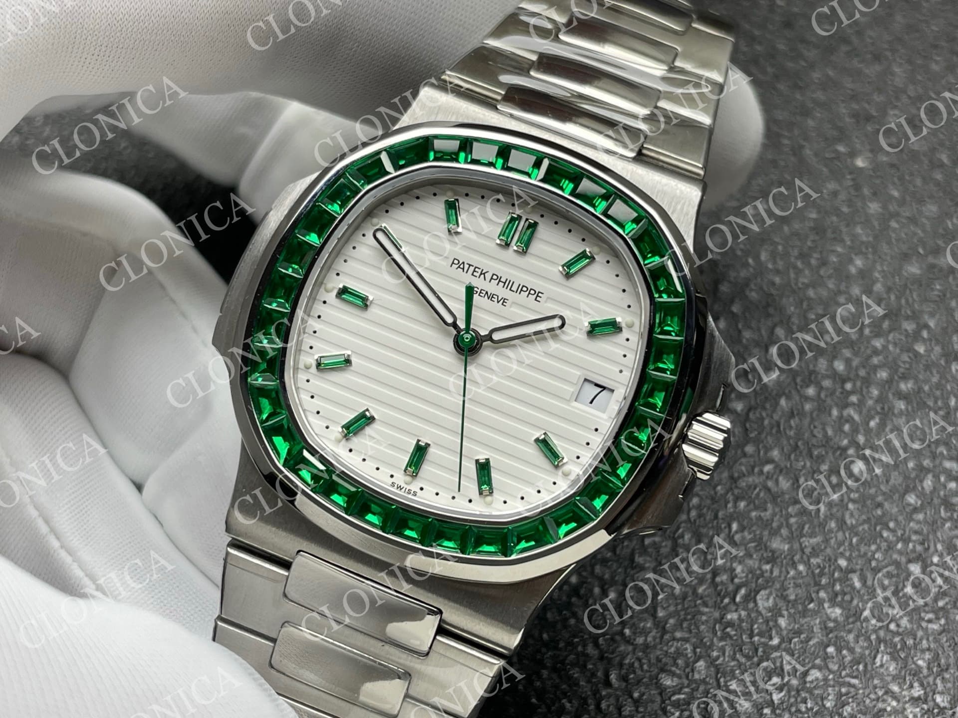 NAUTILUS 5711/1A GREEN T DIAMOND SS WHITE TEXTURED DIAL — view 4