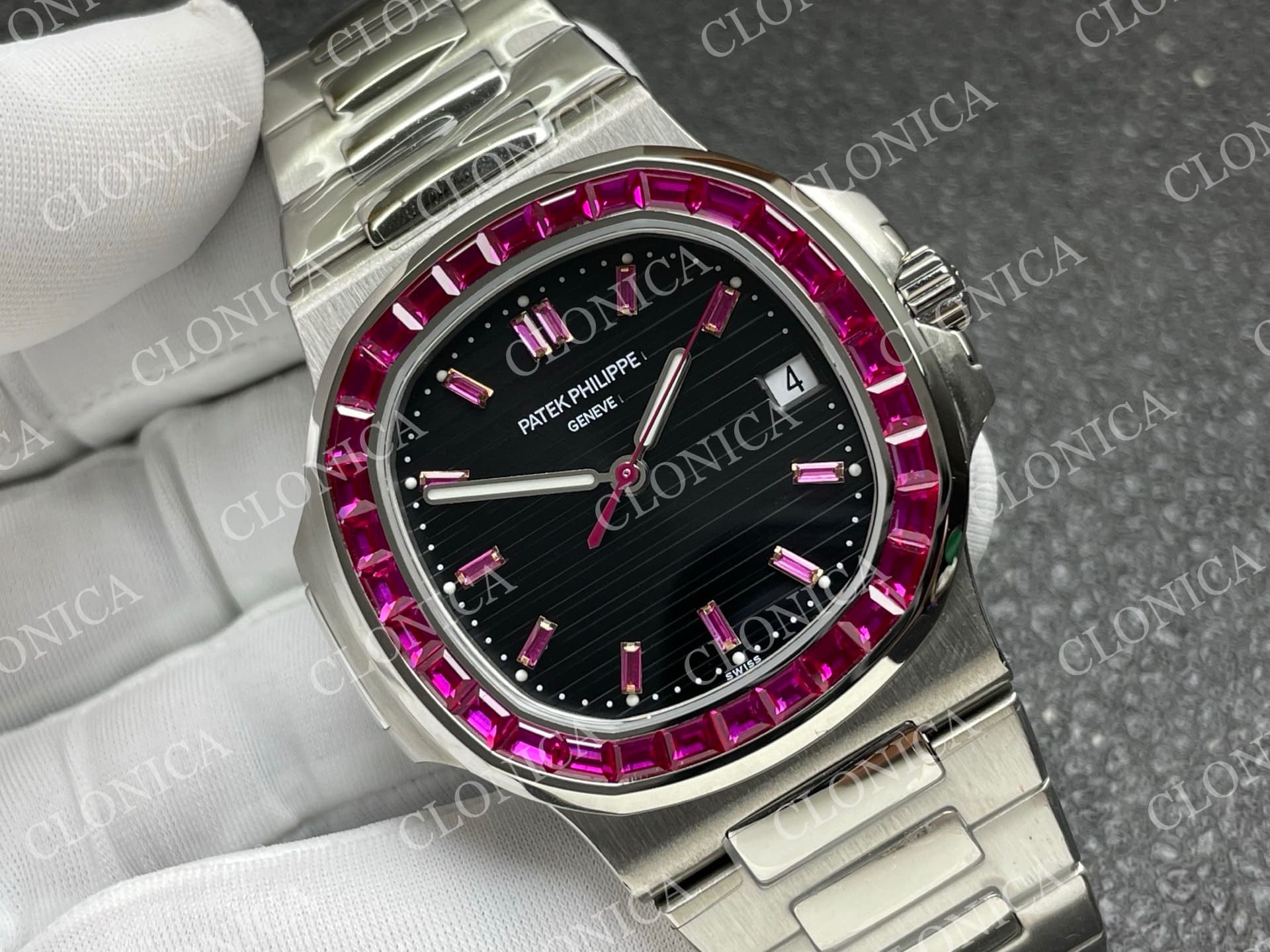 NAUTILUS 5711/1A RED T DIAMOND SS GREY TEXTURED DIAL — view 2