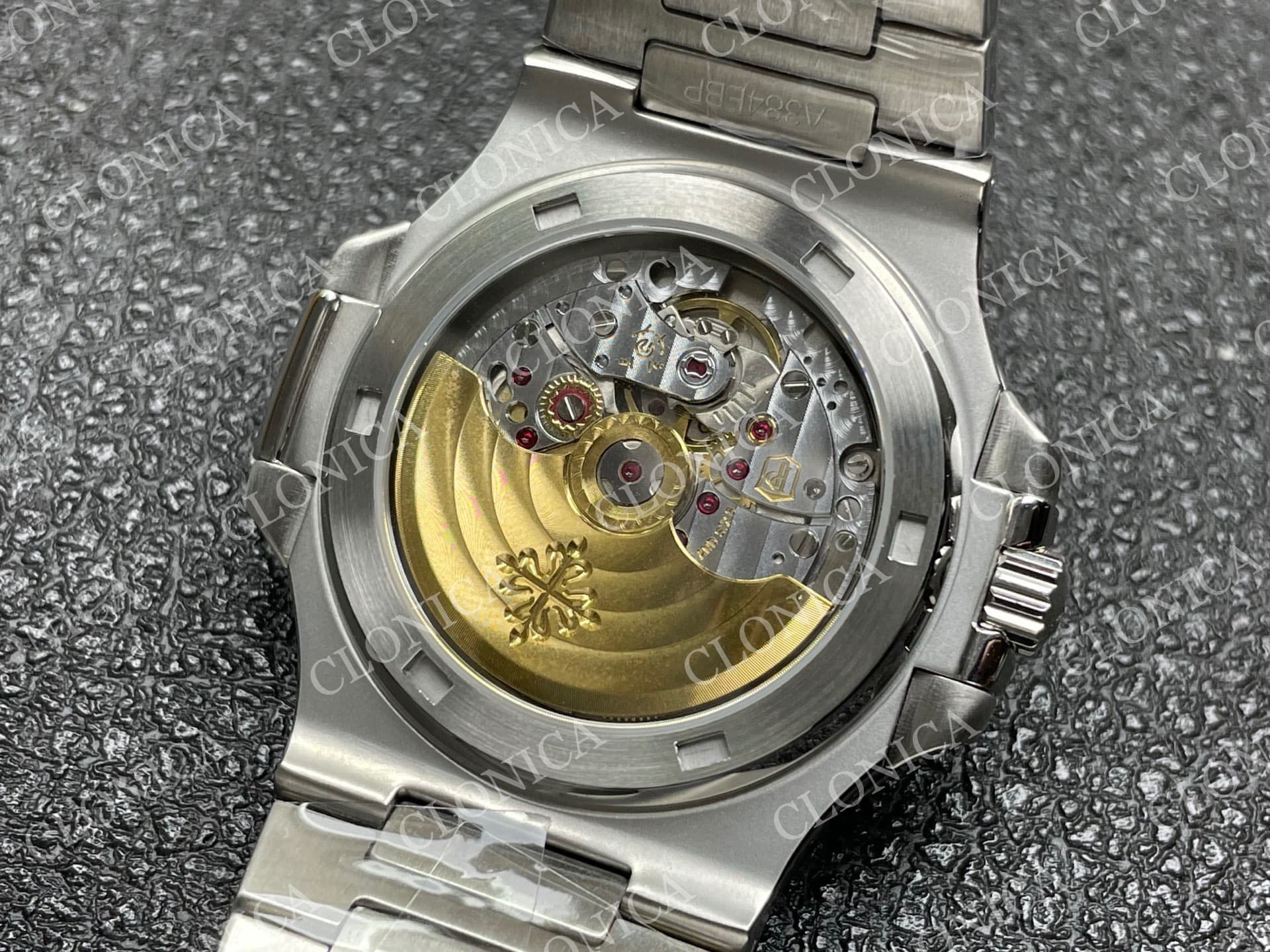 NAUTILUS 5711/1A RED T DIAMOND SS GREY TEXTURED DIAL — view 8