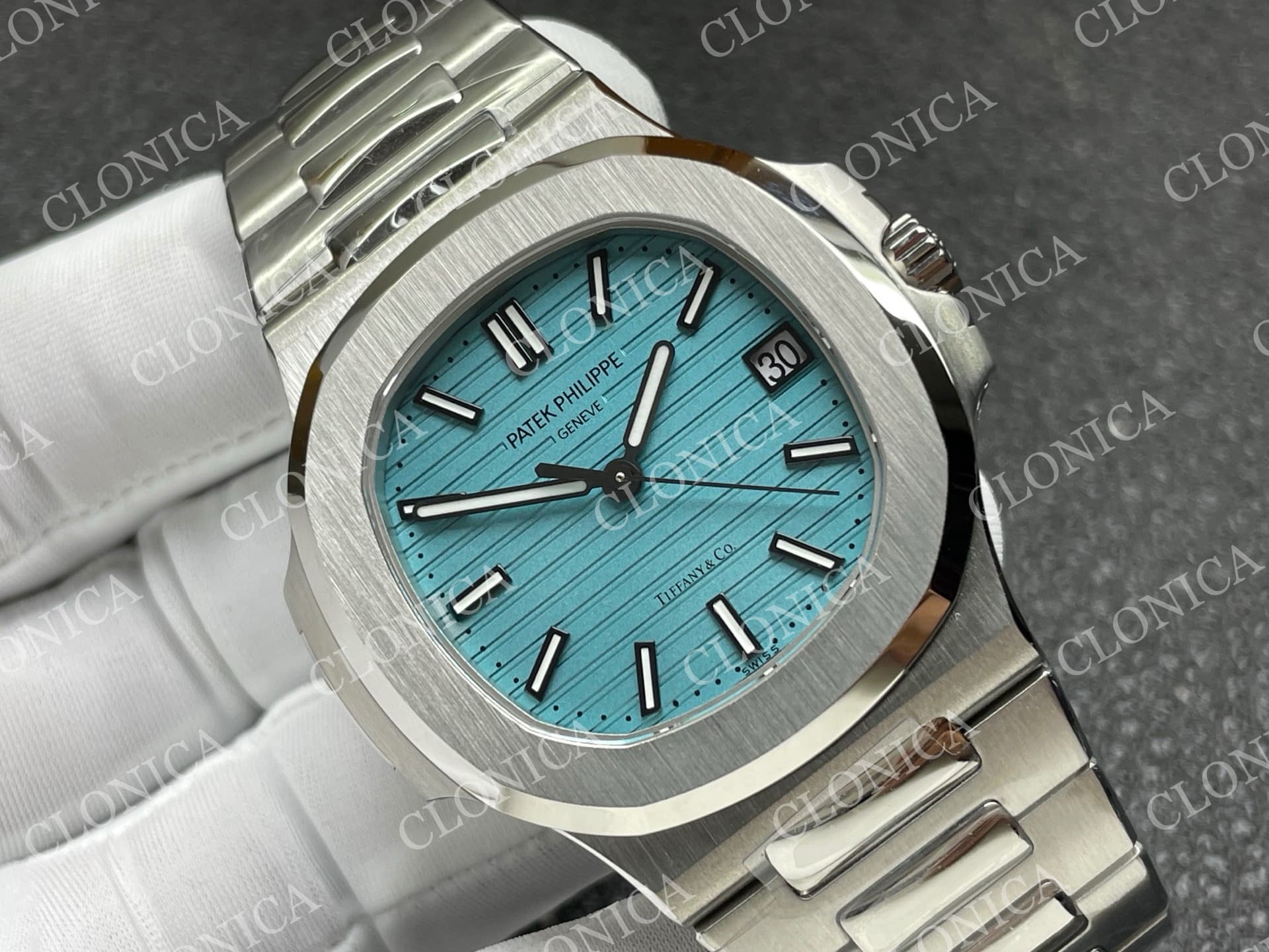 NAUTILUS 5711/1A SS TIFFANY BLUE TEXTURED DIAL — view 2