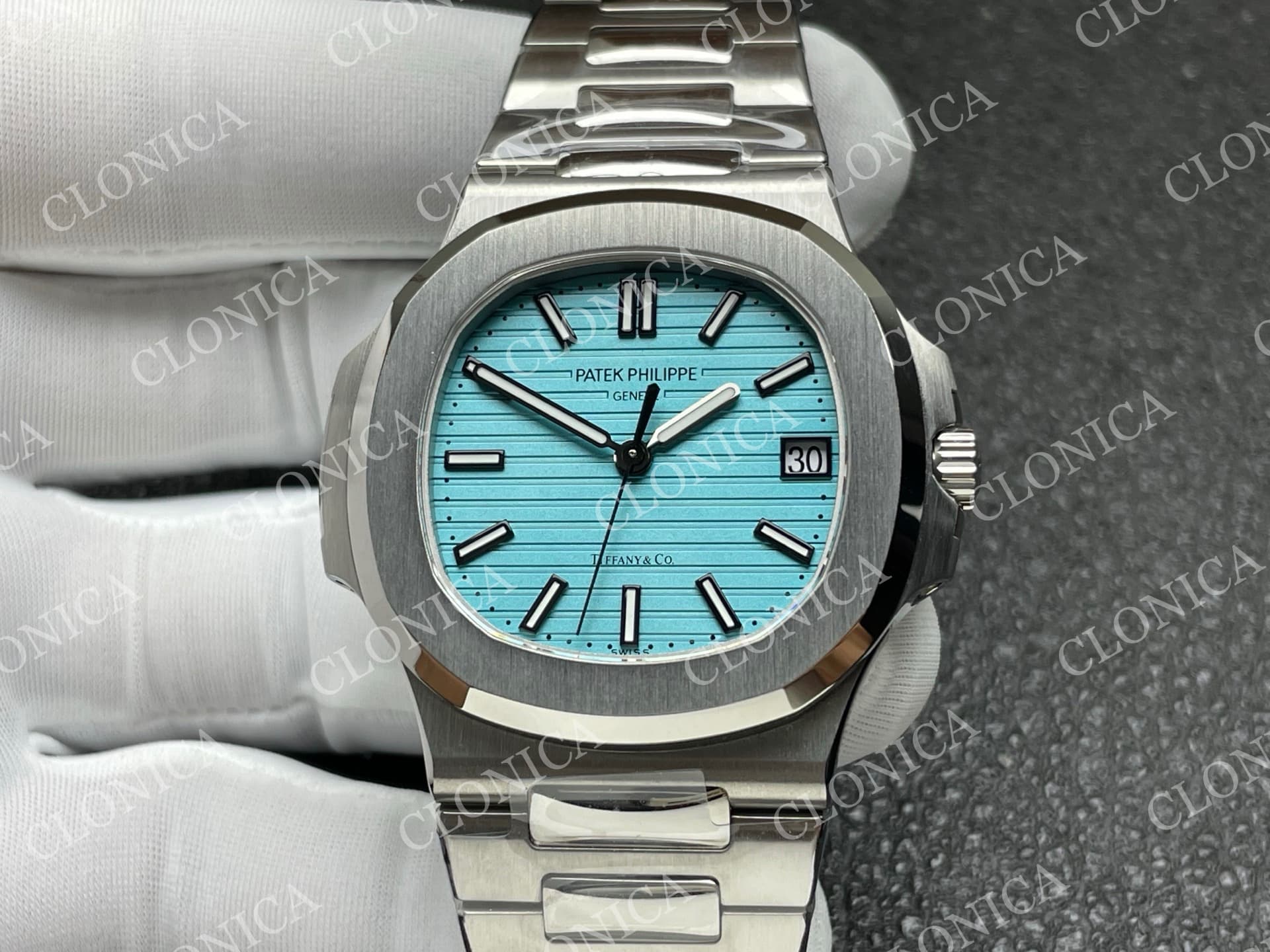 NAUTILUS 5711/1A SS TIFFANY BLUE TEXTURED DIAL — view 3