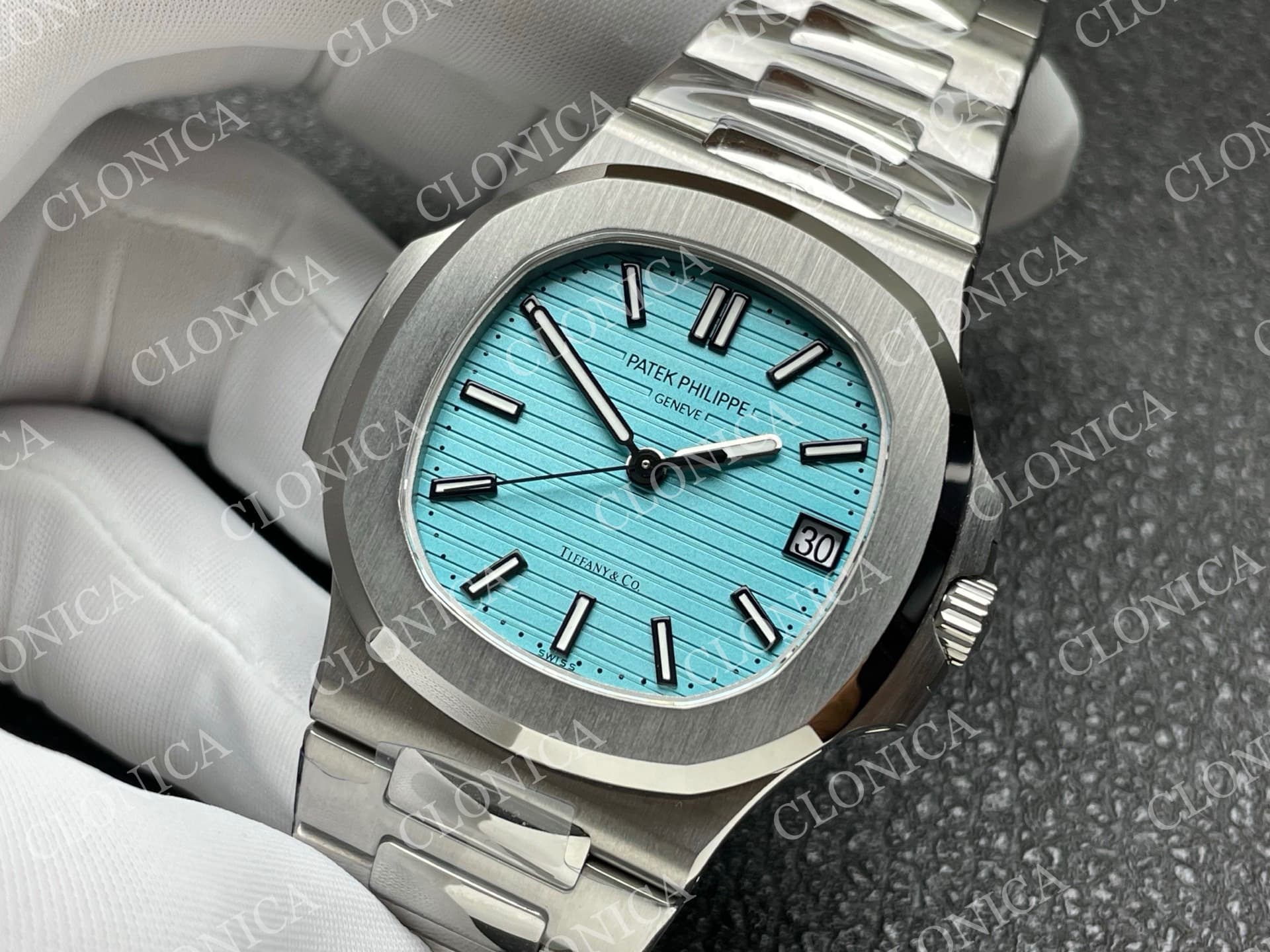 NAUTILUS 5711/1A SS TIFFANY BLUE TEXTURED DIAL — view 4