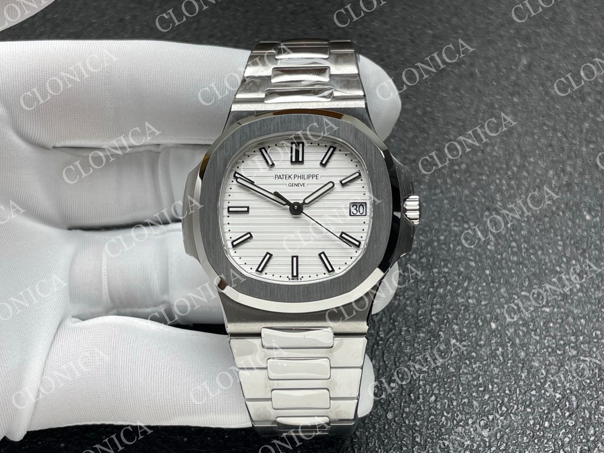 NAUTILUS 5711/1A SS WHITE TEXTURED DIAL ON SS BRACELET — view 1