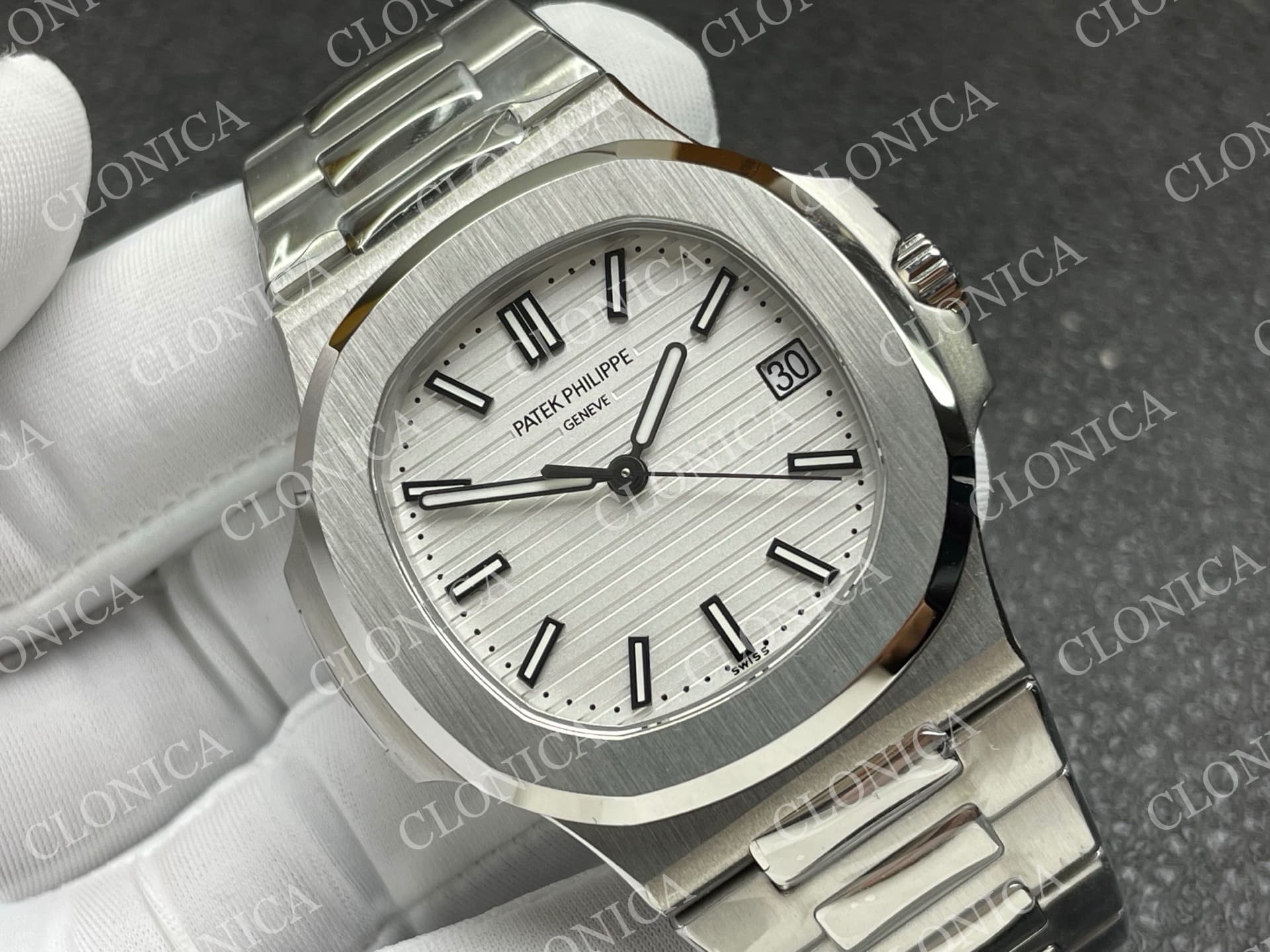 NAUTILUS 5711/1A SS WHITE TEXTURED DIAL ON SS BRACELET — view 2