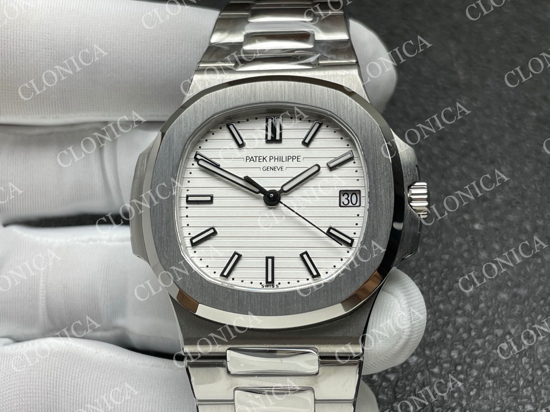 NAUTILUS 5711/1A SS WHITE TEXTURED DIAL ON SS BRACELET — view 3
