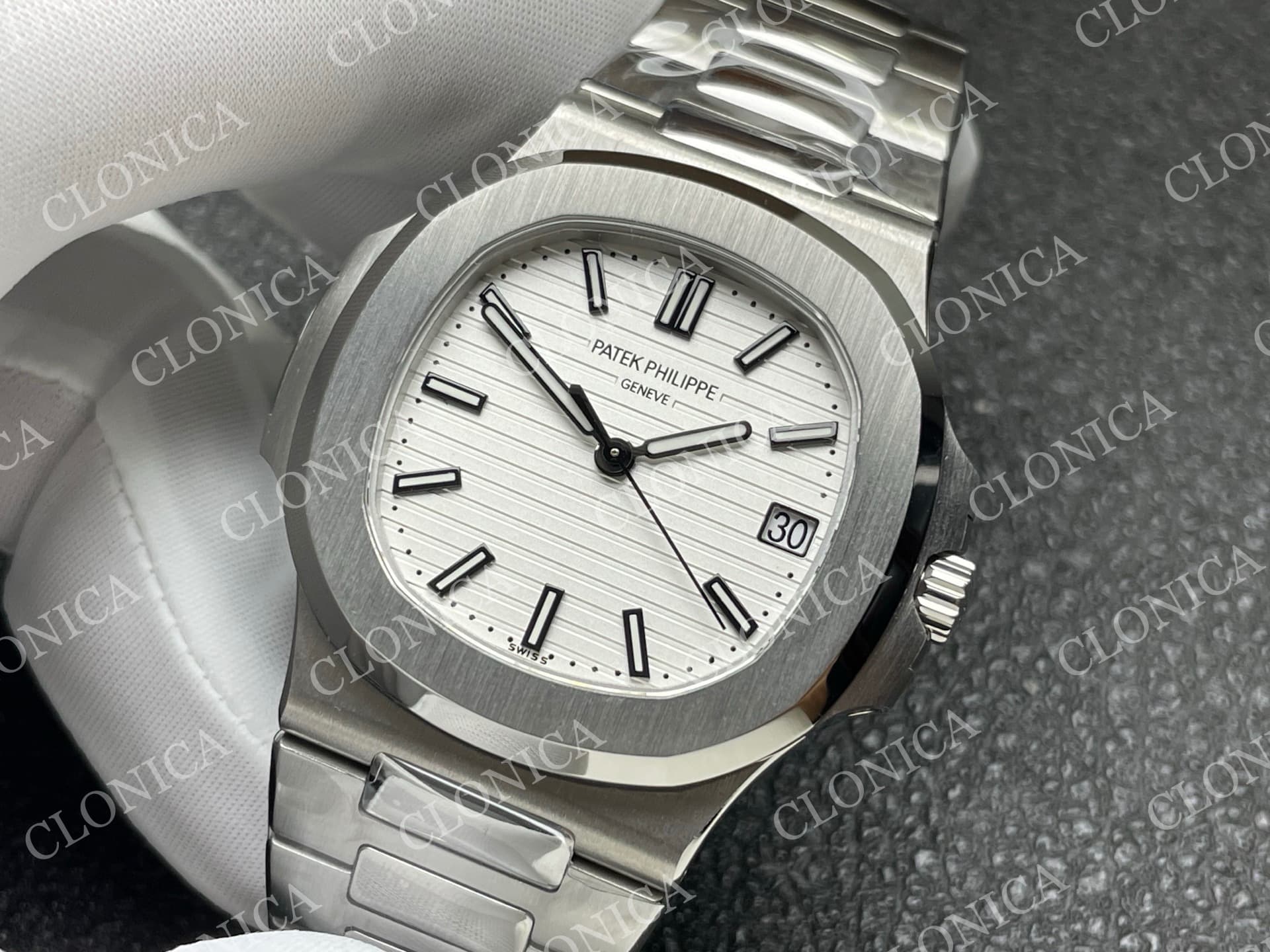 NAUTILUS 5711/1A SS WHITE TEXTURED DIAL ON SS BRACELET — view 4
