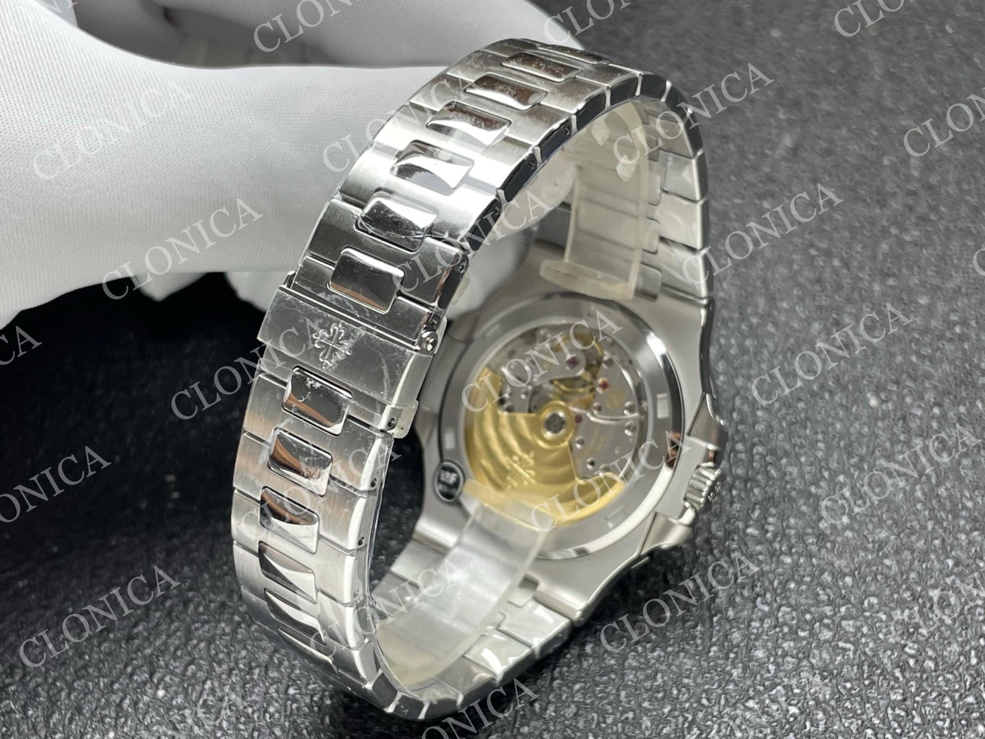 NAUTILUS 5711/1A SS WHITE TEXTURED DIAL ON SS BRACELET — view 5