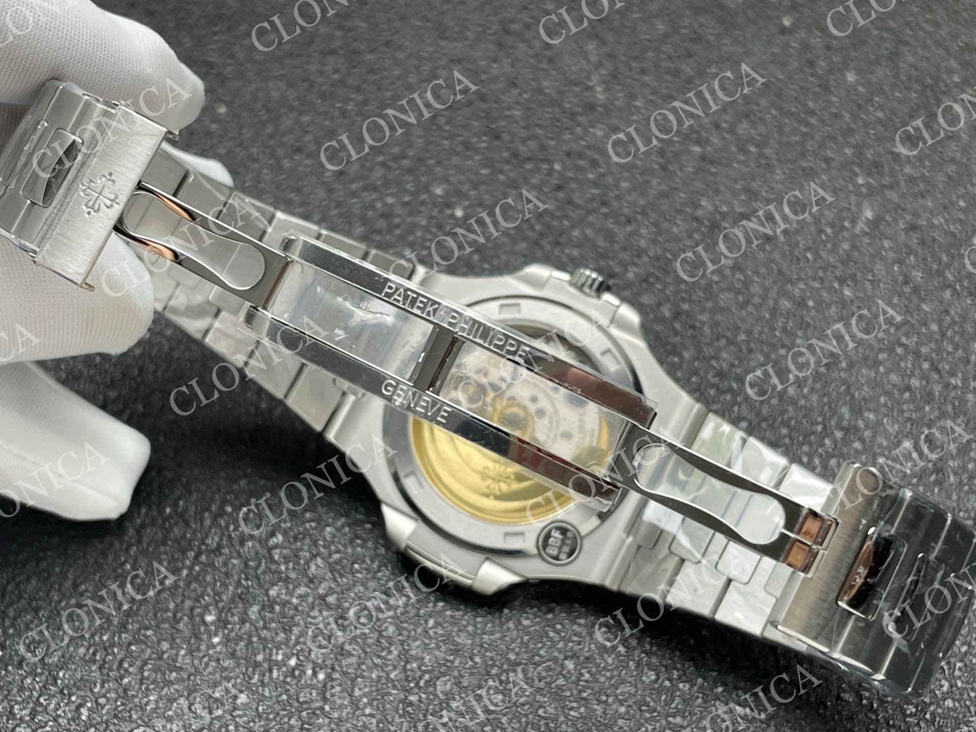 NAUTILUS 5711/1A SS WHITE TEXTURED DIAL ON SS BRACELET — view 6