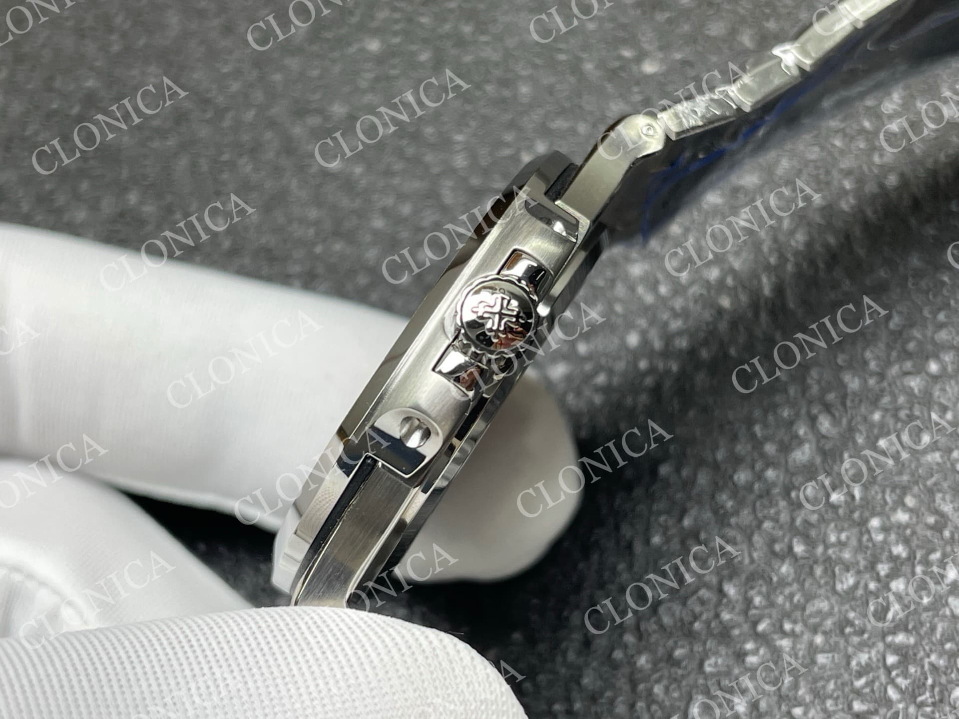 NAUTILUS 5711/1A SS WHITE TEXTURED DIAL ON SS BRACELET — view 7