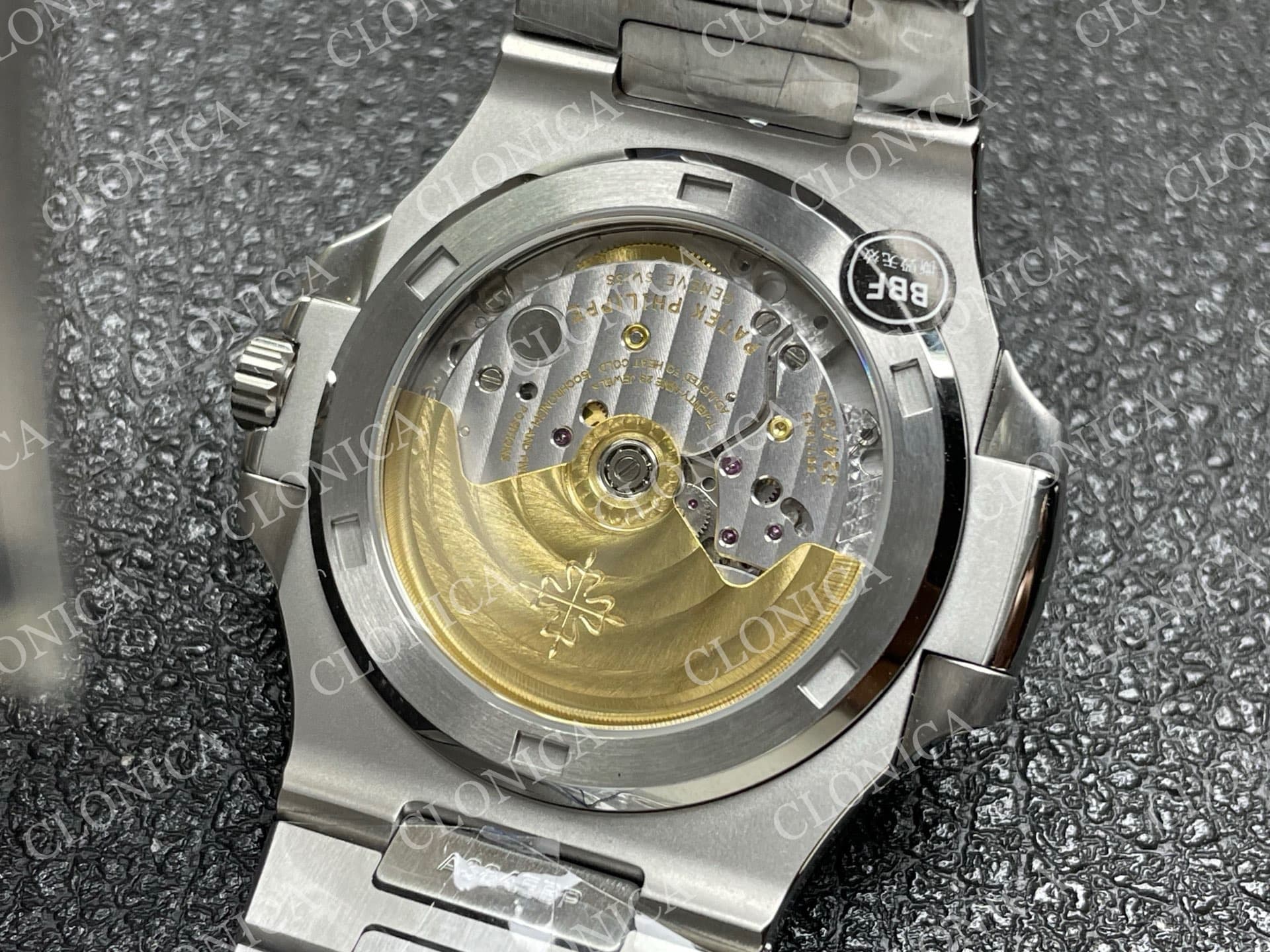 NAUTILUS 5711/1A SS WHITE TEXTURED DIAL ON SS BRACELET — view 8