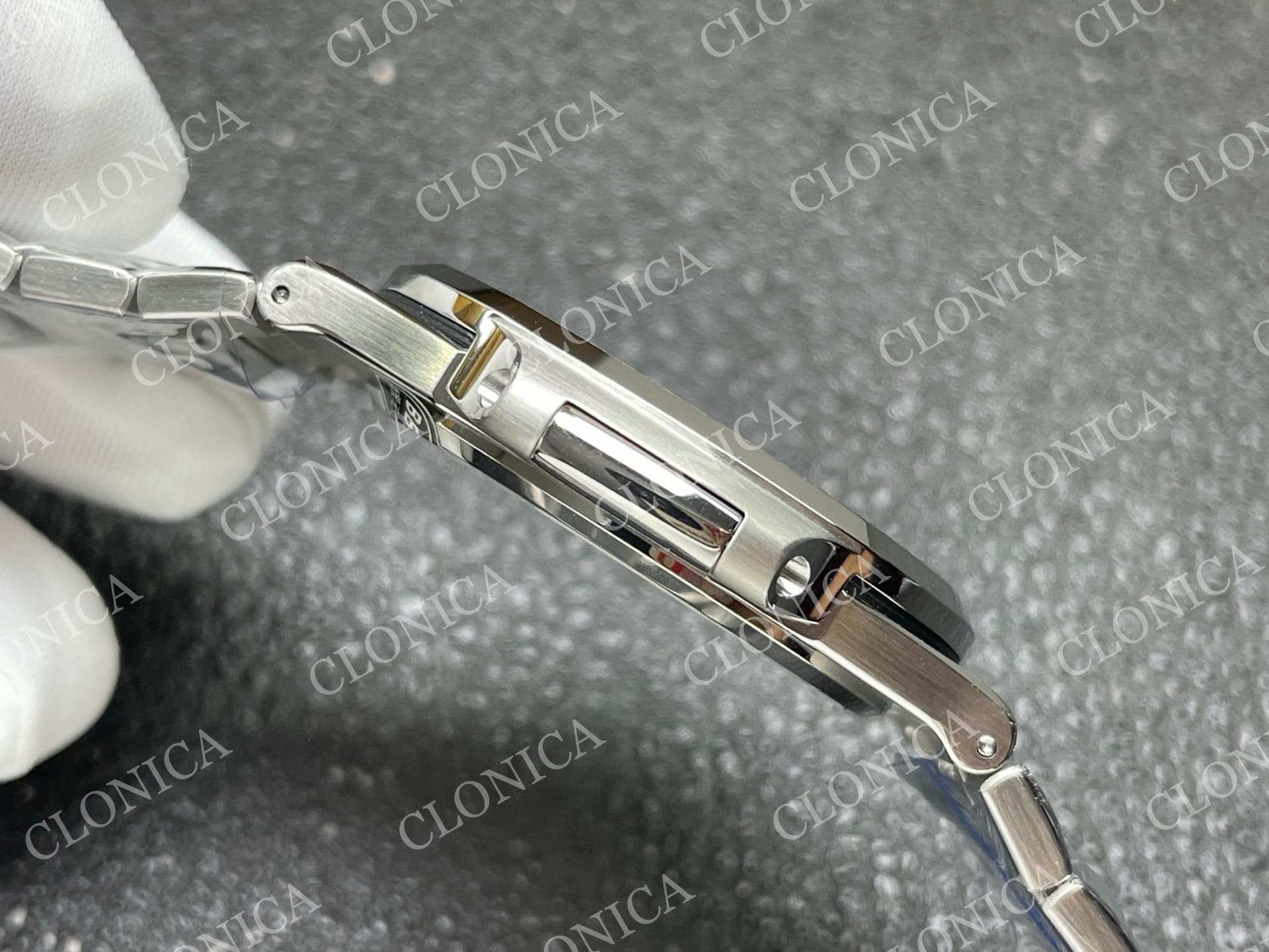 NAUTILUS 5711/1A SS WHITE TEXTURED DIAL ON SS BRACELET — view 9