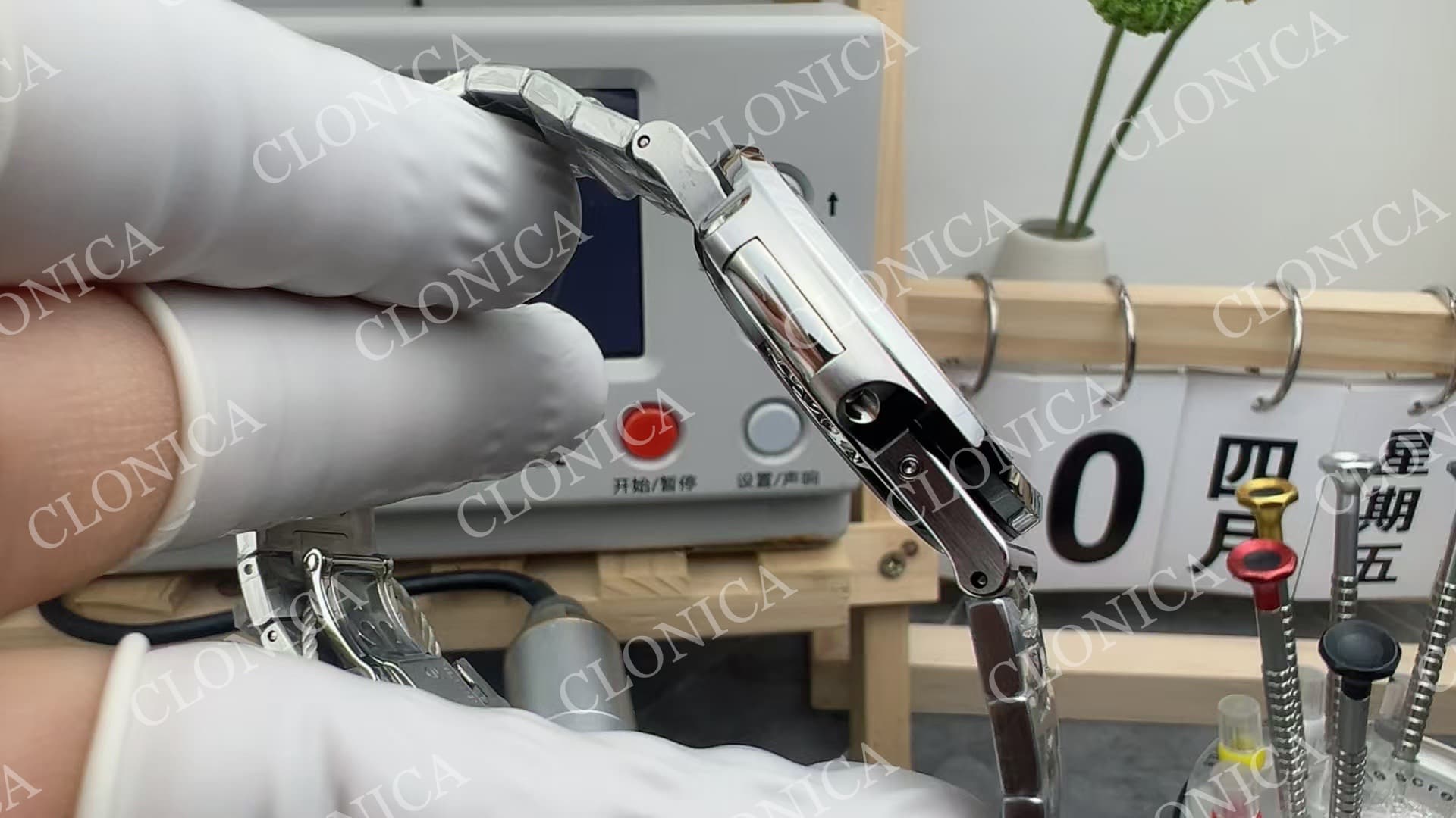 NAUTILUS 5712-1A SS BLUE DIAL ON SS BRACELET PPF240 — view 4