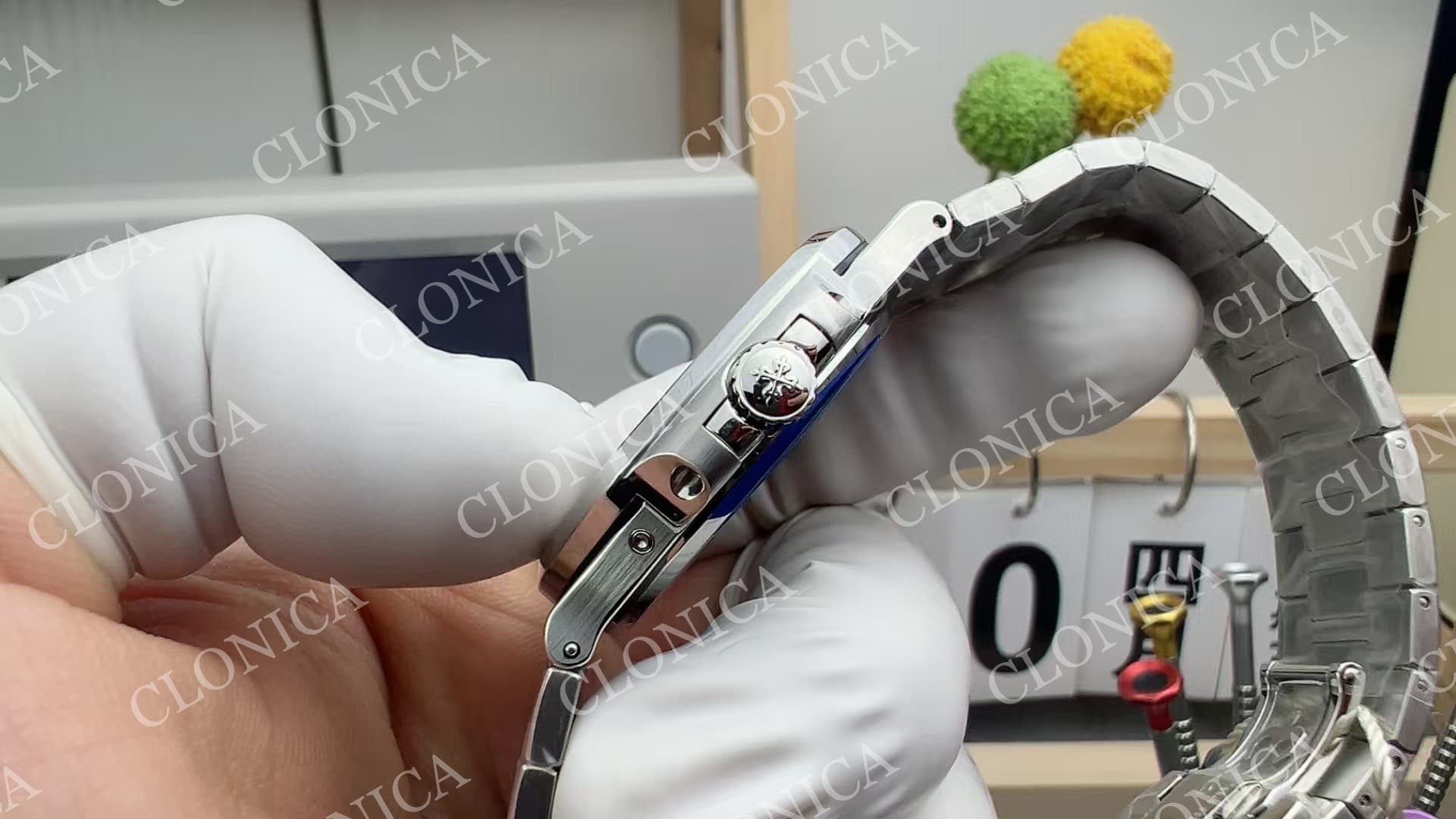 NAUTILUS 5712-1A SS BLUE DIAL ON SS BRACELET PPF240 — view 5