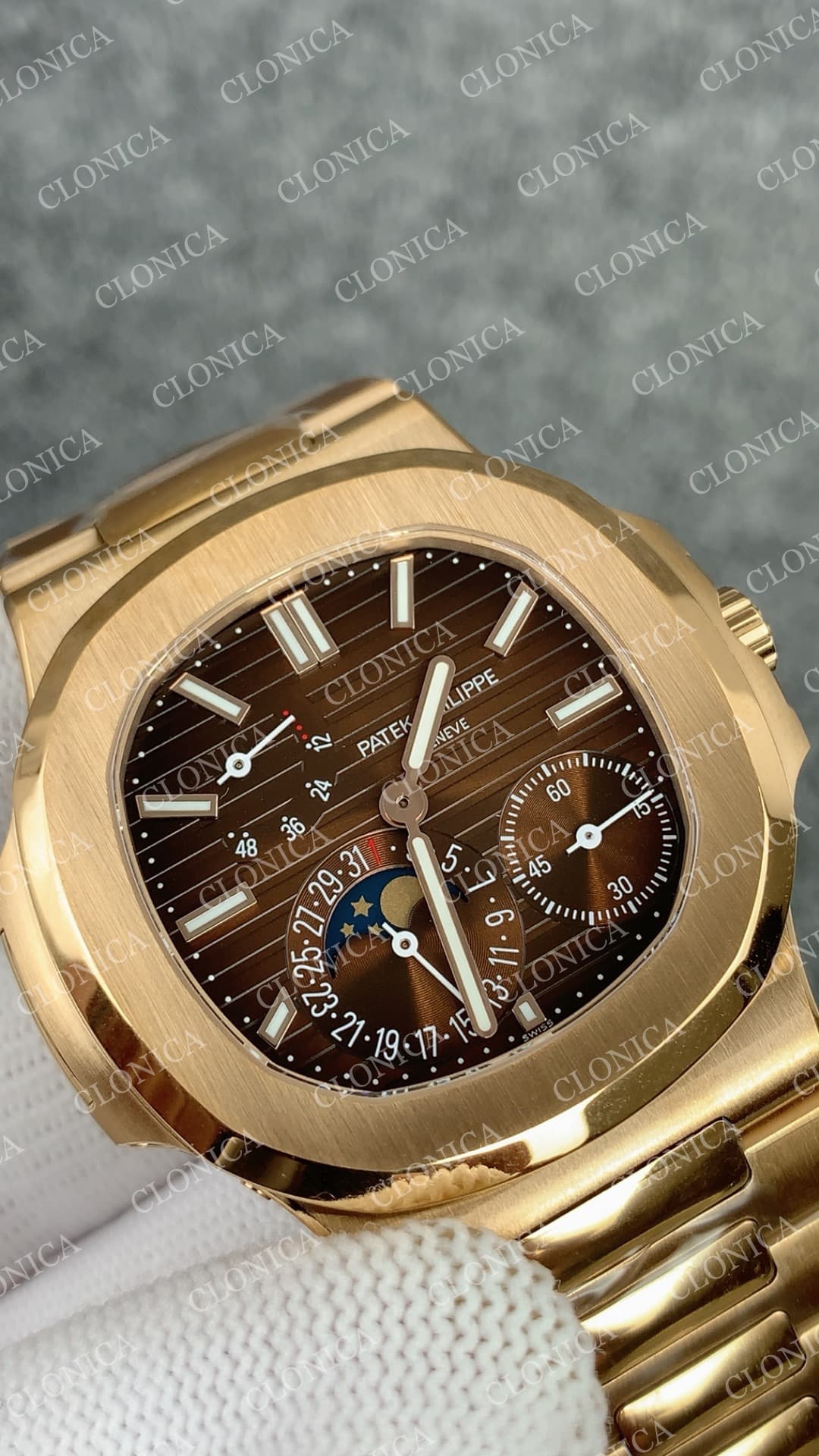 NAUTILUS 5712/1R RG BROWN DIAL ON RG BRACELET — view 4