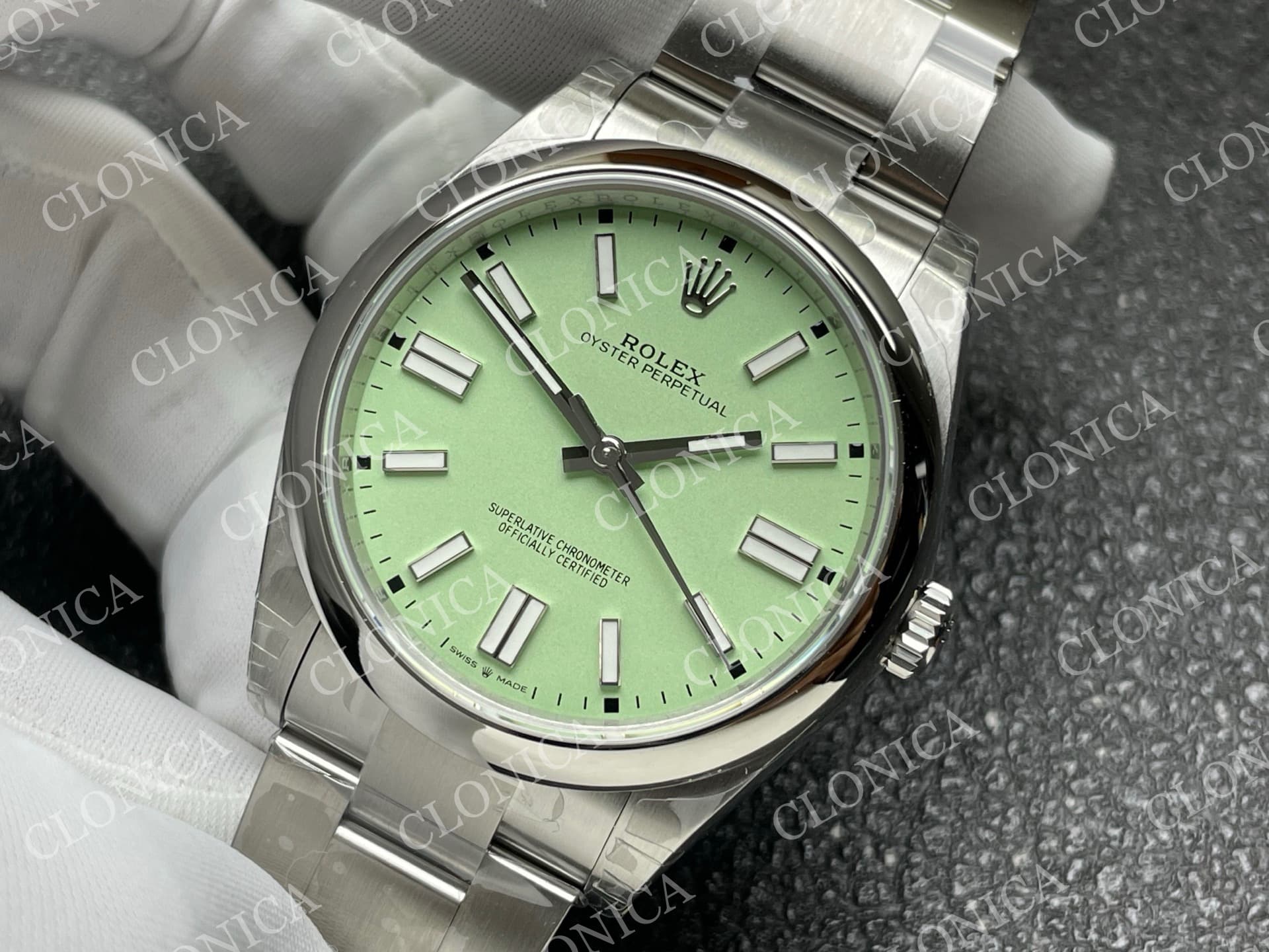 OYSTER PERPETUAL 41MM 124300 904L 2025 PISTACHIO DIAL — view 4